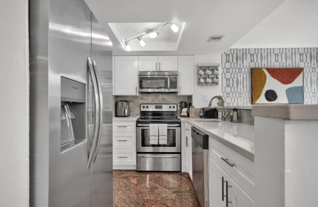 Treetop Retreat! Cozy 2 Bedroom In Heart Of Grove - 2