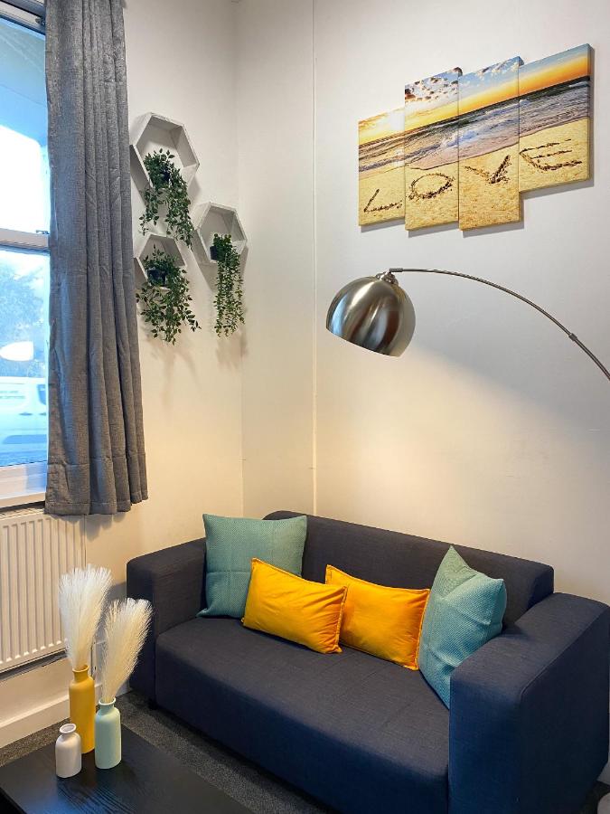 Modern studios Malvern Road - 5