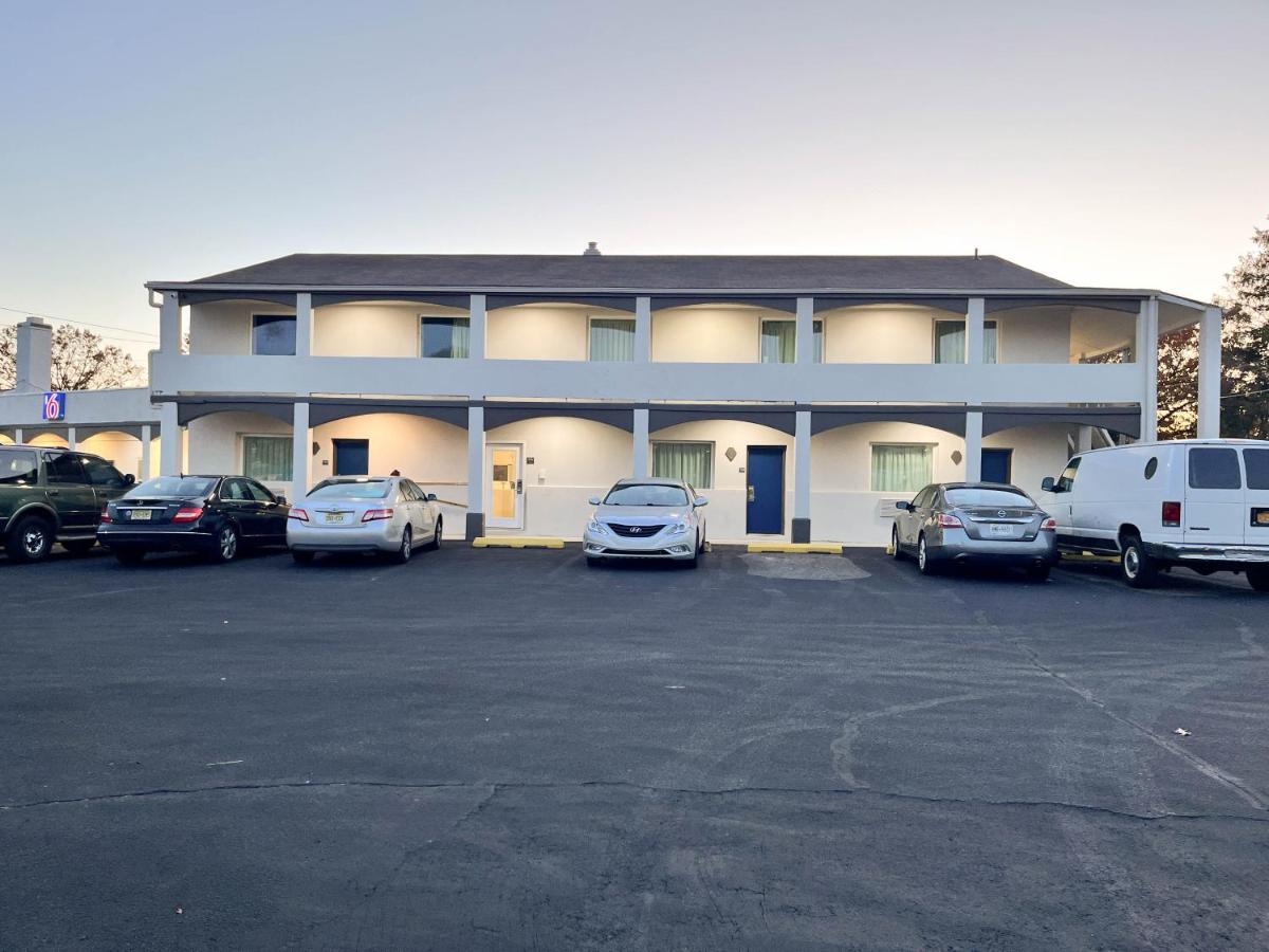 Super 6 Inn and Suites — photo 5