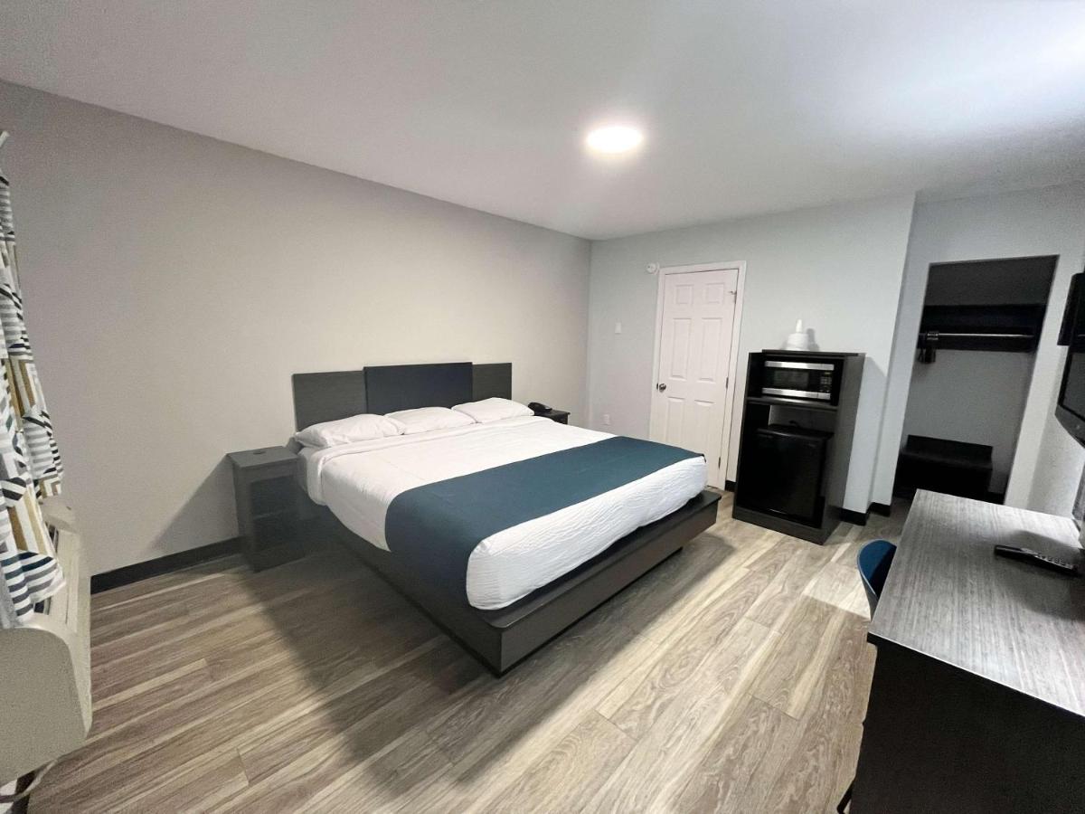 Super 6 Inn and Suites — photo 11