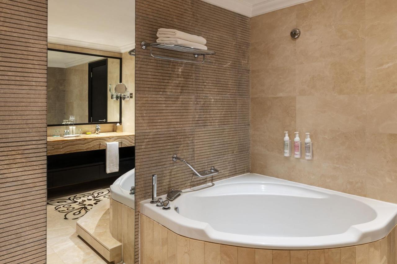 Le Meridien Mina Seyahi Beach Resort & Waterpark photo