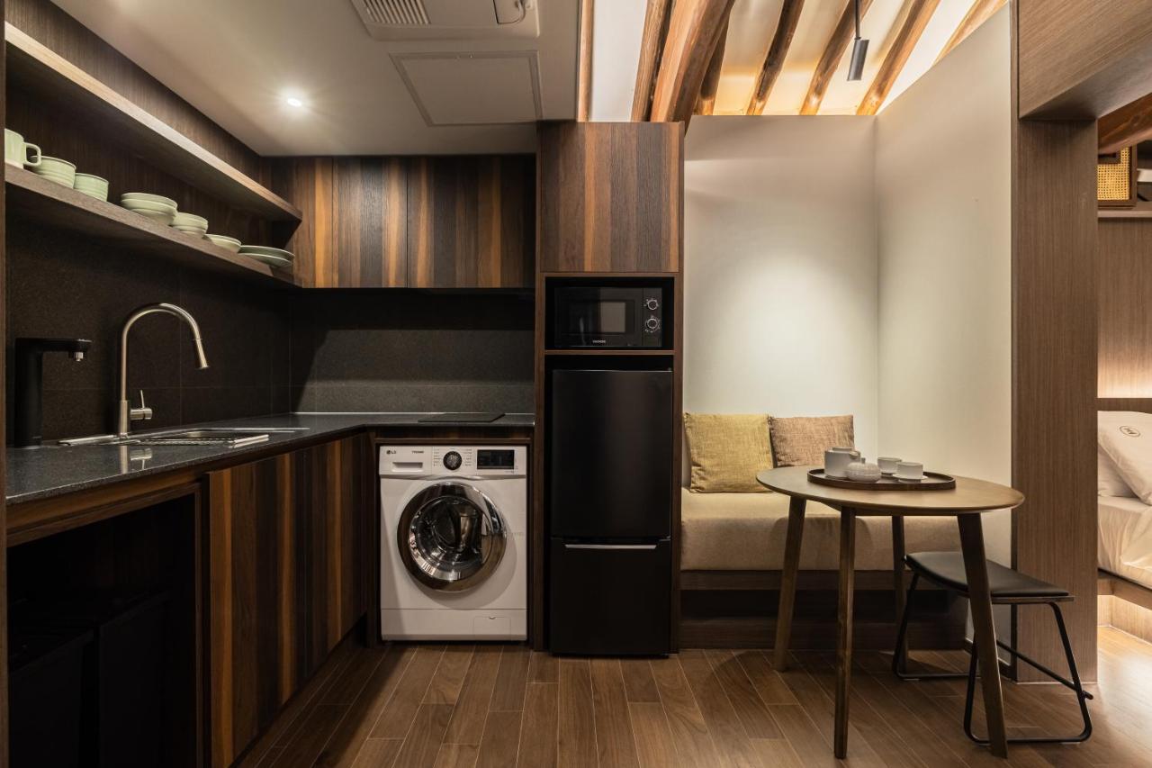 Luxury Hanok Stay Warm Hearth - West - 4