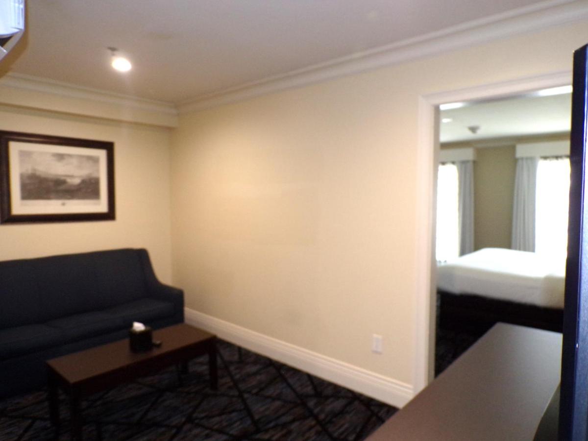 Niagara Crossing Hotel and Spa — photo 20