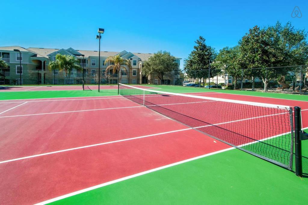 Tennis court: Luxury Three Bedroom Condo Near Disney World