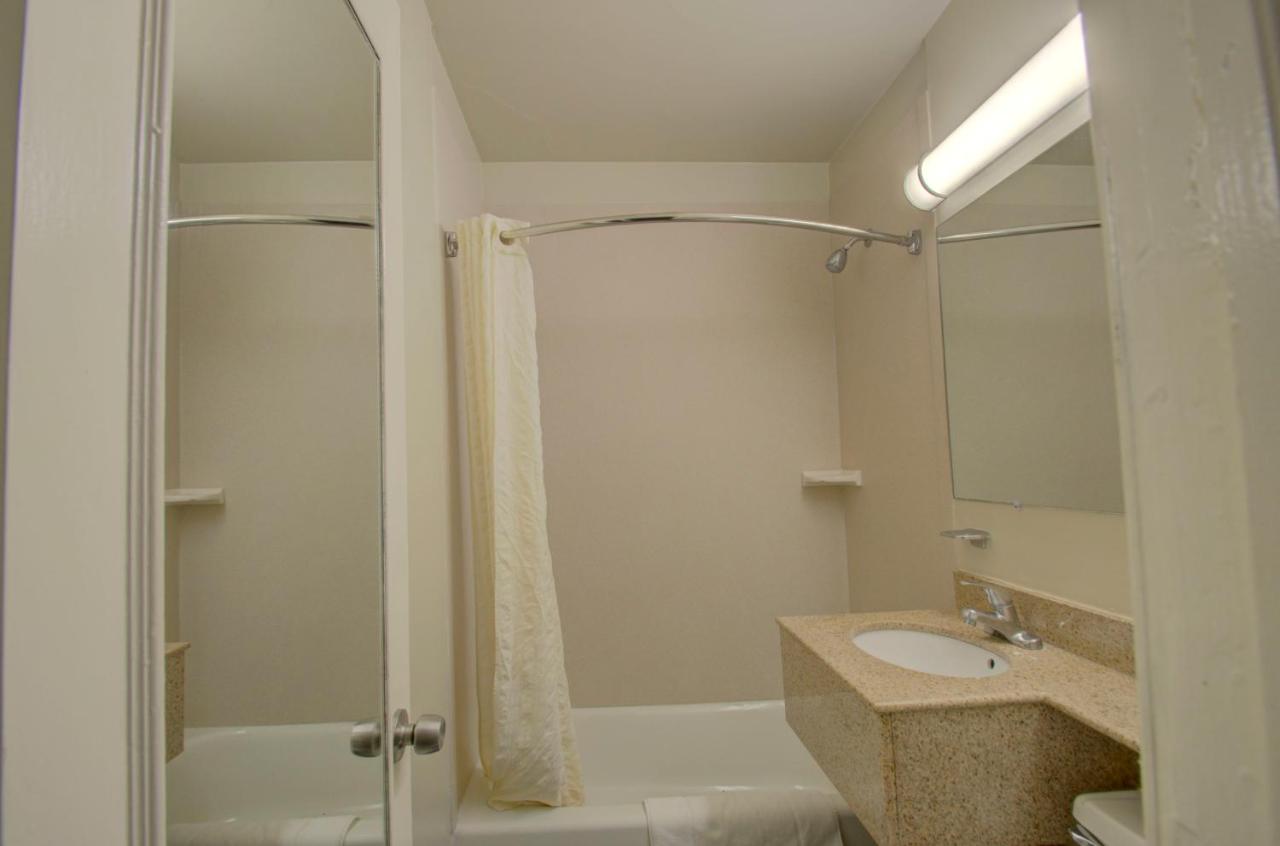 Budget Inn — photo 14