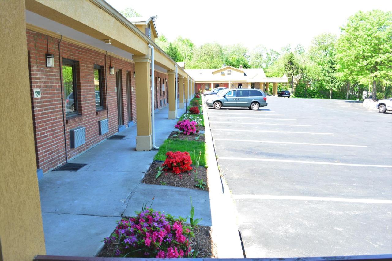 Budget Inn — photo 16