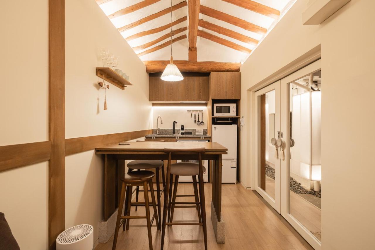 Luxury Hanok Alley Haven - 4