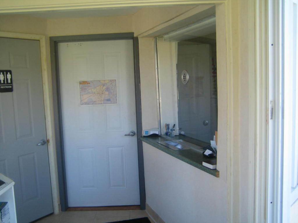 Budget Inn — photo 8
