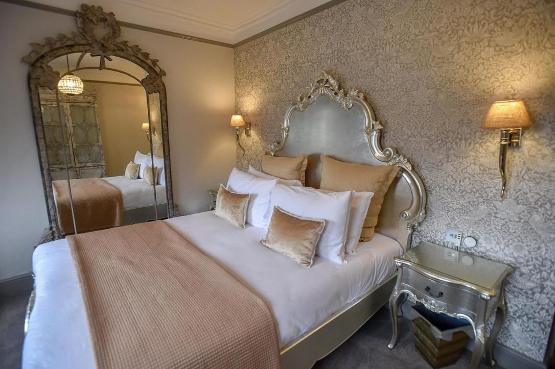 Superior King Room with Bath Ensuite