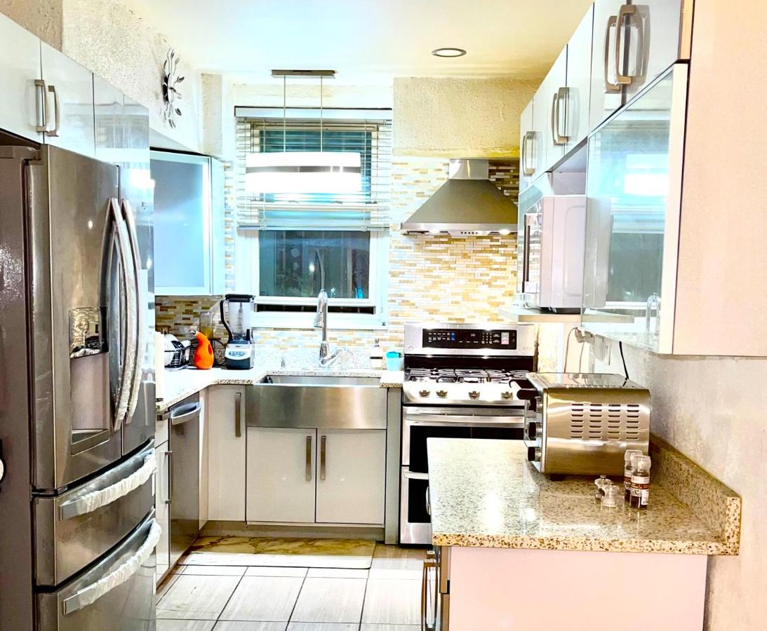 LGA airport 3 mins, Vacation 3 BR Duplex House, Parking and private backyard, 9mins subway! - 4