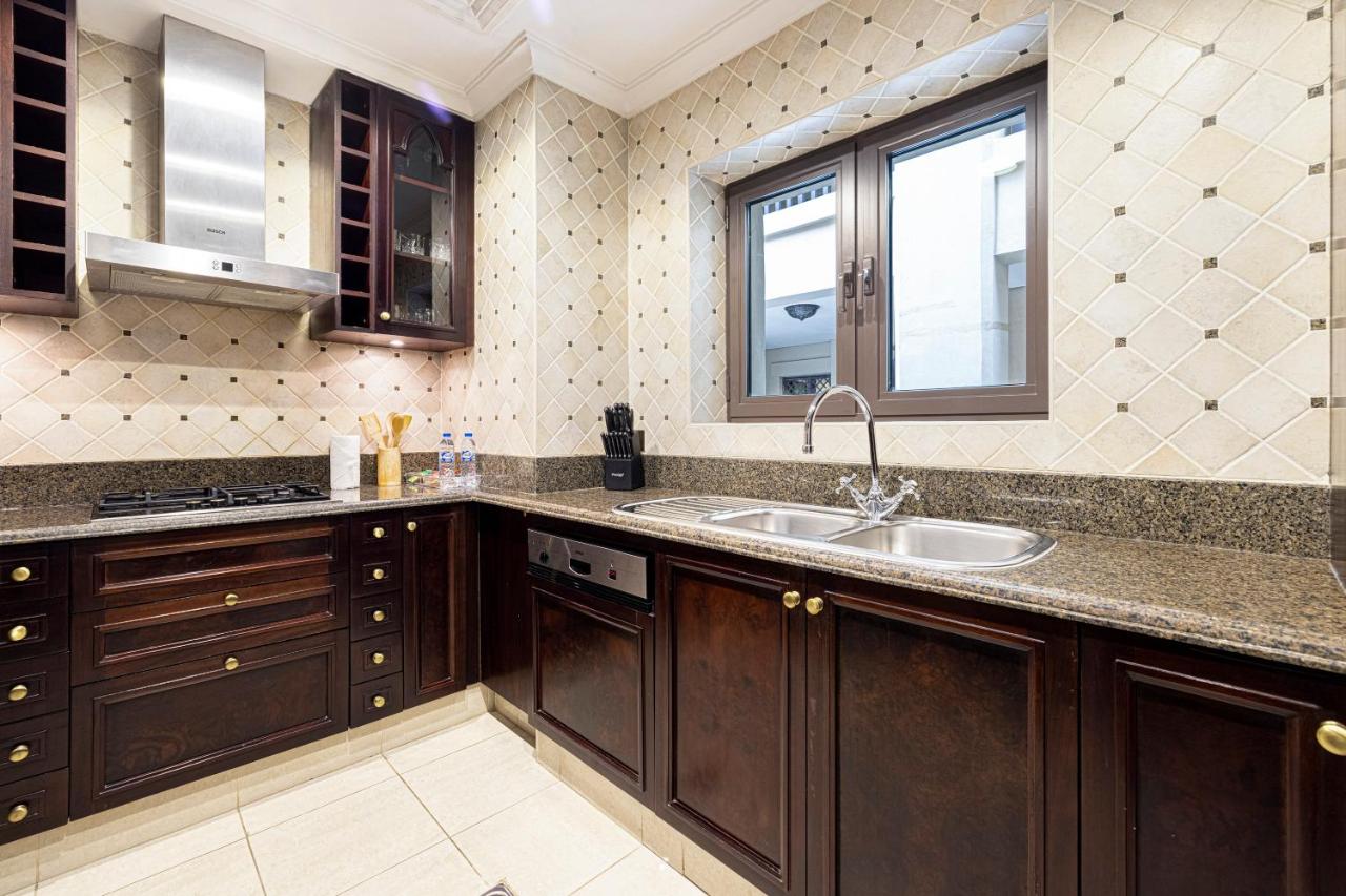 Luxurious Unique 2 Bed with Private Jacuzzi & Garden - Connected to Souk Al Bahar - Dubai Mall - 3