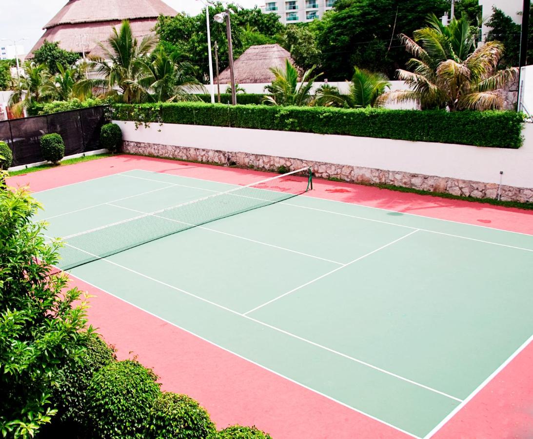 Tennis court: El Cid La Ceiba Beach