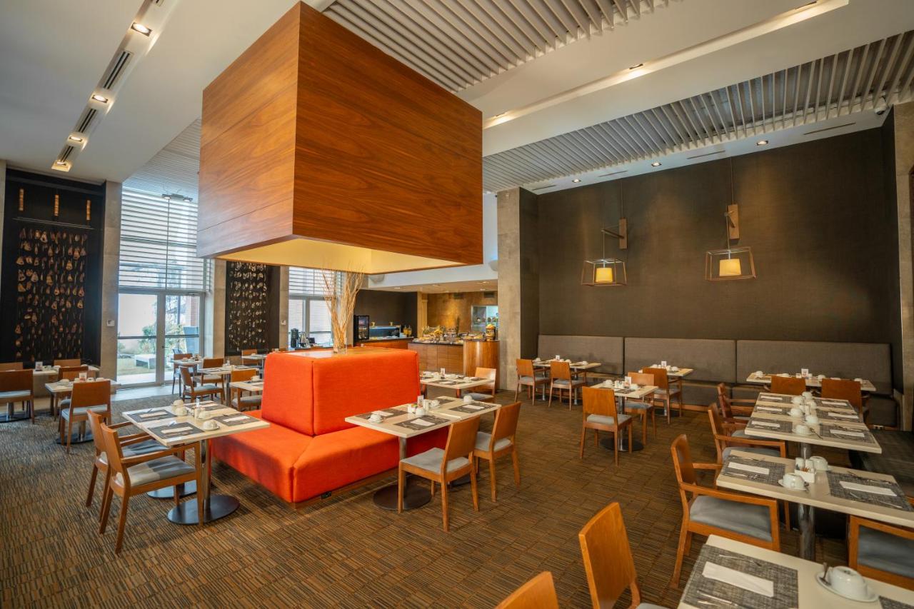 Hilton Garden Inn Santiago Airport photo