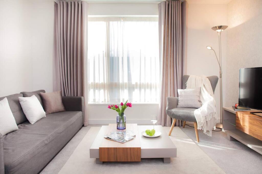 Stylish and central two bedroom & two bathroom apartment with free parking - 5