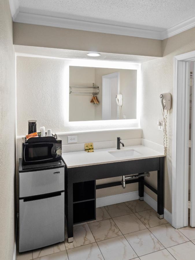 Dream Inn Fresno — photo 23