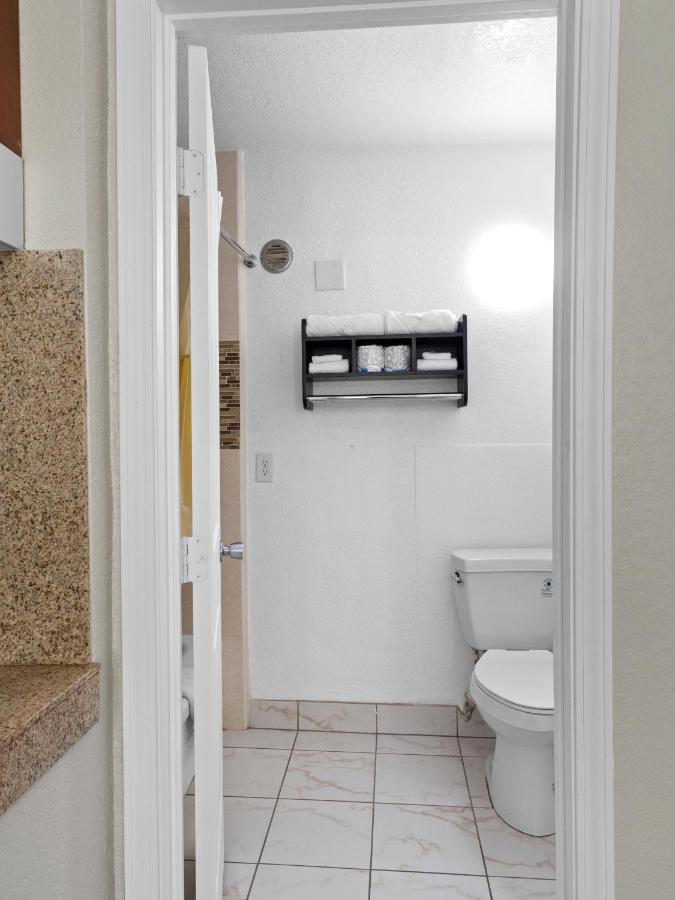 Dream Inn Fresno — photo 22