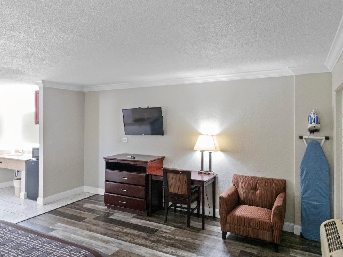 Dream Inn Fresno — photo 6