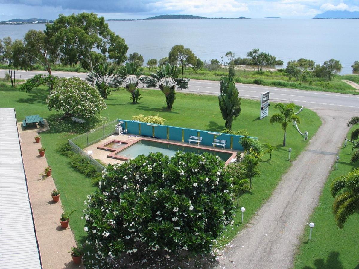 Beach: Ocean View Motel Bowen