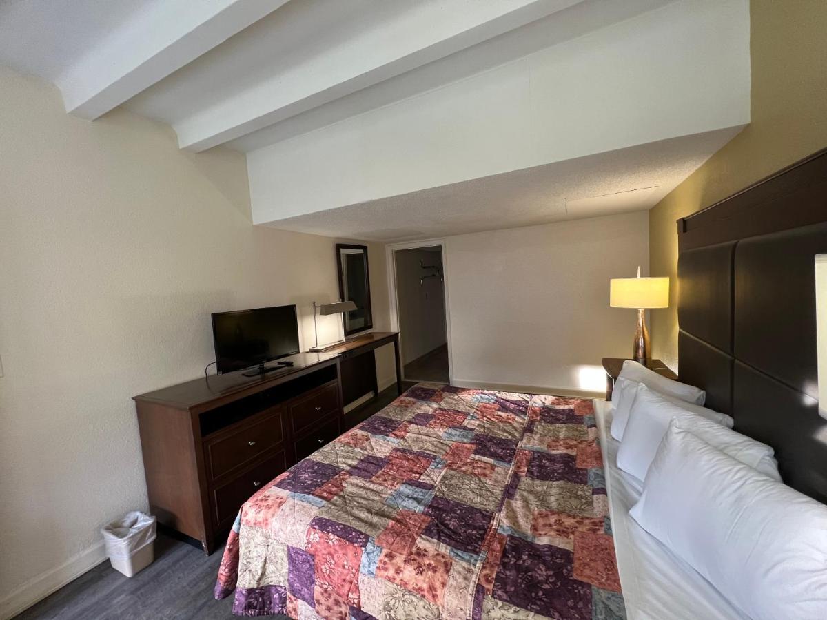 James River Inn & Suites — photo 22