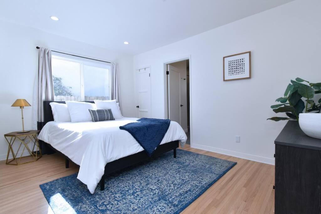 Beautiful 3 Bed Home with a Large Back Yard Outdoor Space - 2