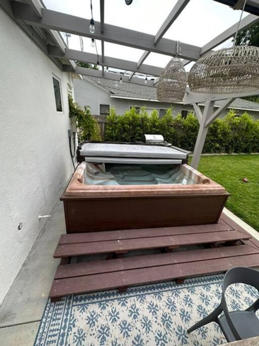 Beautiful 3 Bed Home with a Large Back Yard Outdoor Space - 4