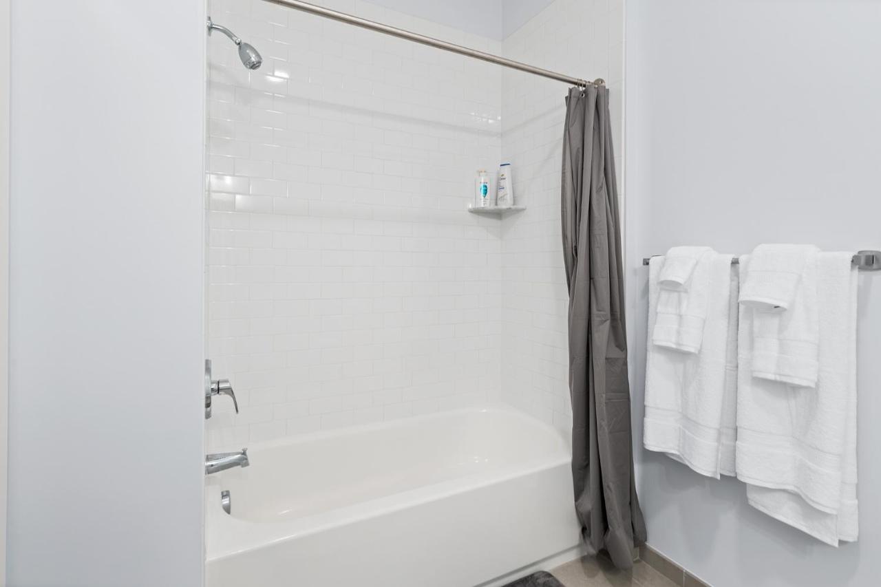 Modern 2BR 2BA Condo Sleeps 8 with Gym Laundry 20 Min to NYC - 3