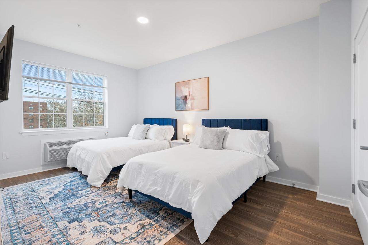 Modern 2BR 2BA Condo Sleeps 8 with Gym Laundry 20 Min to NYC - 2