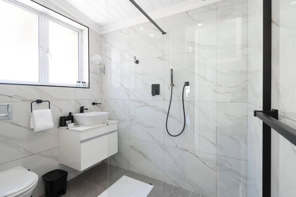 Contemporary Two Bedroom House in Greenpoint - 4