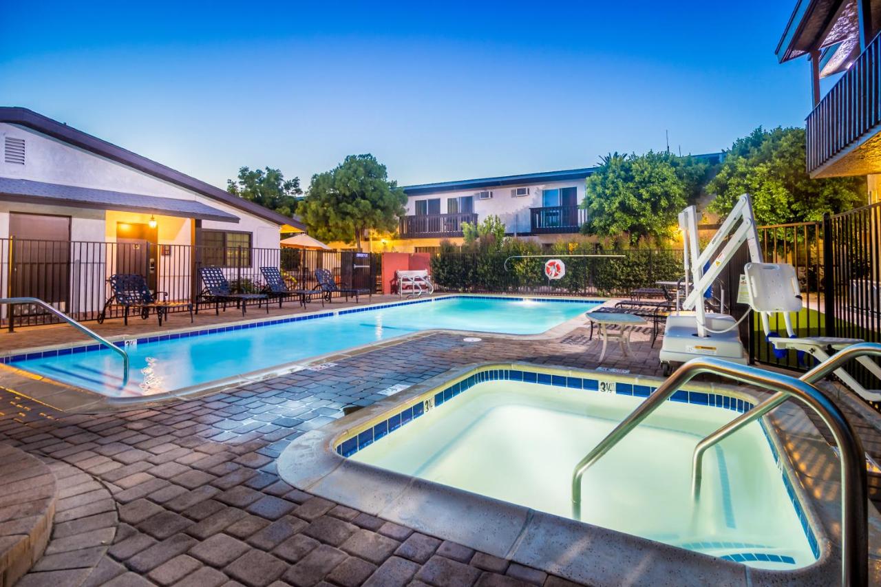 Heated swimming pool: The Lemon Tree Hotel
