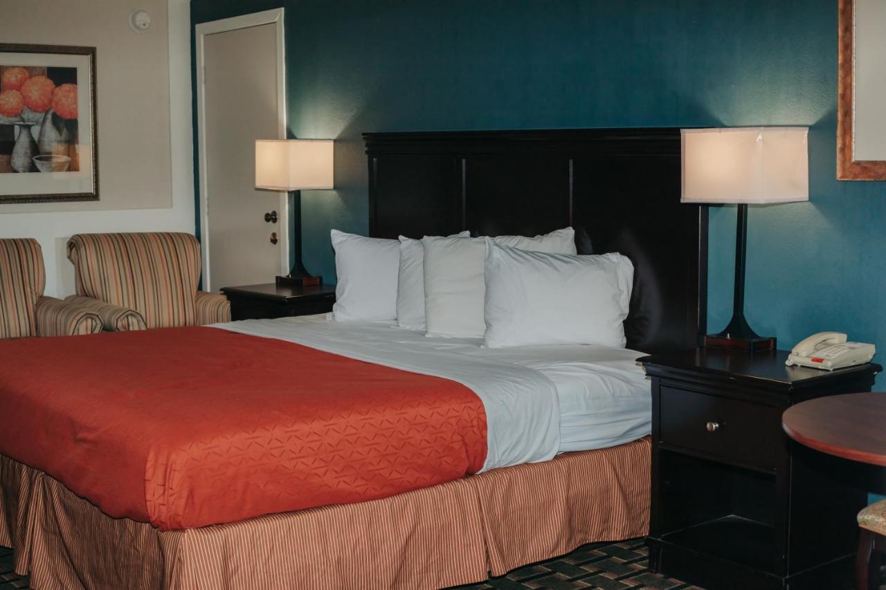 Victorian Inn & Suites — photo 13