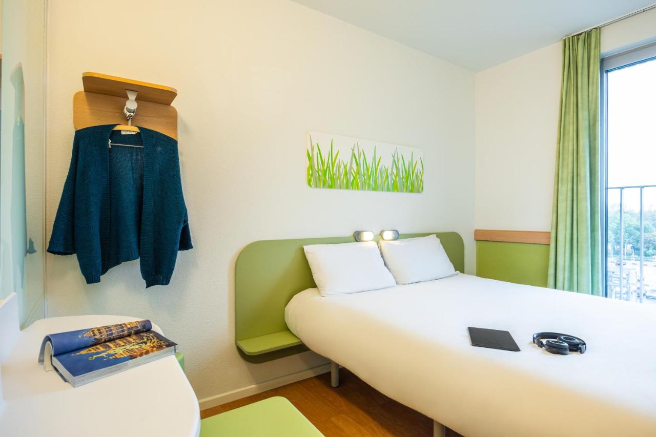 Een bed of bedden in een kamer bij ibis budget Brugge Centrum Station