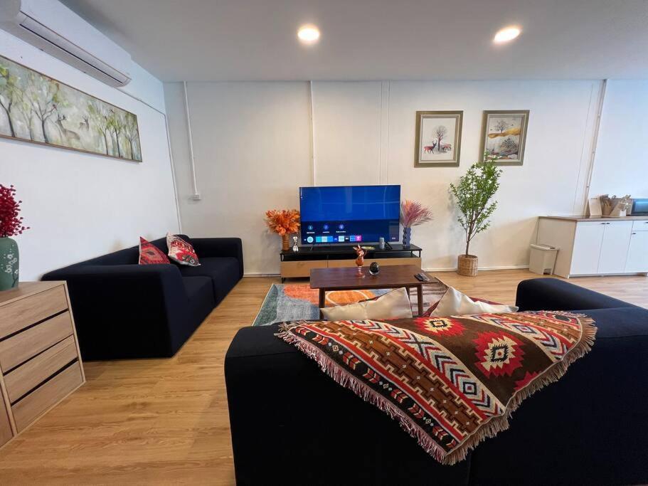 Roof Top 4BR Top Private Floor, china town, center - 5