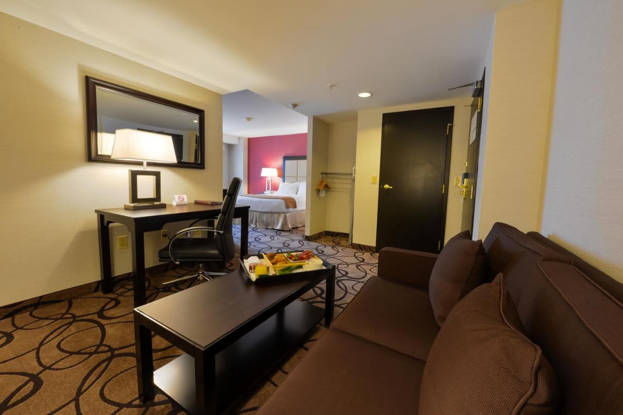 Holiday Inn Montreal Centre Ville Downtown, an IHG Hotel photo