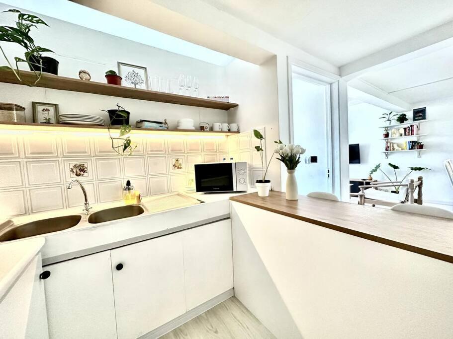 3 Bedroom Beachside apartment - 30 Secs from beach - 4