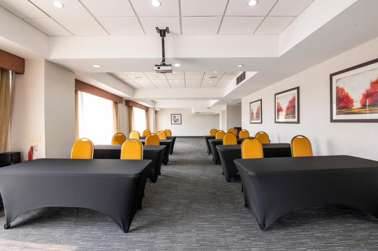 Comfort Inn & Conference Centre Toronto Airport photo