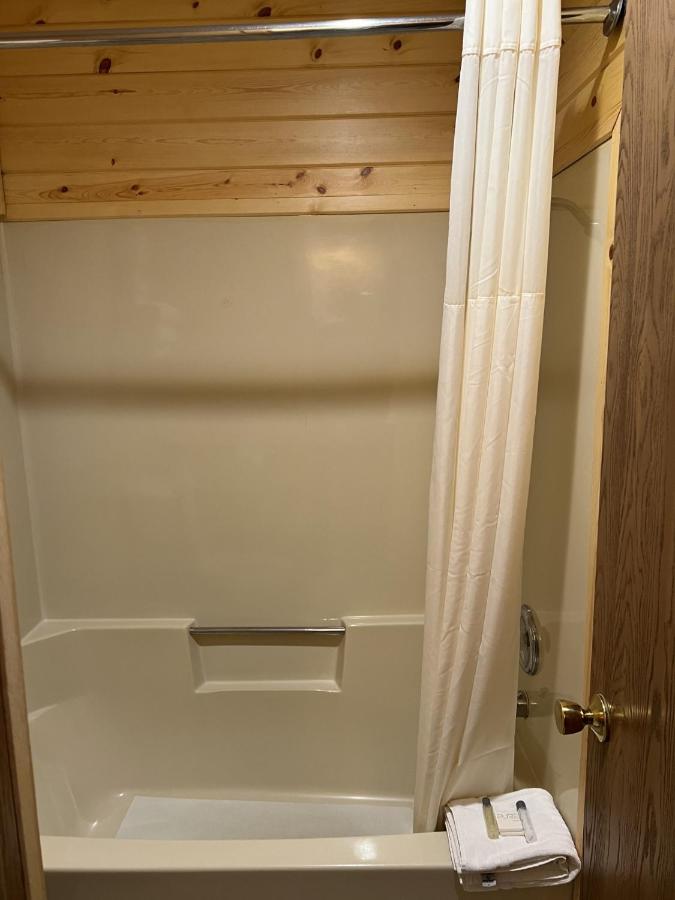 Waterfront Inn 1009 S Huron Ave — photo 3