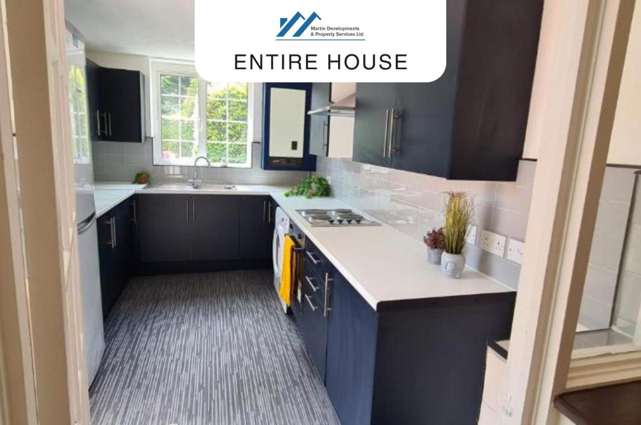 Sipson House West Drayton 3 bedroom 2 bathroom Plush parking close to LHR By MDPS photo