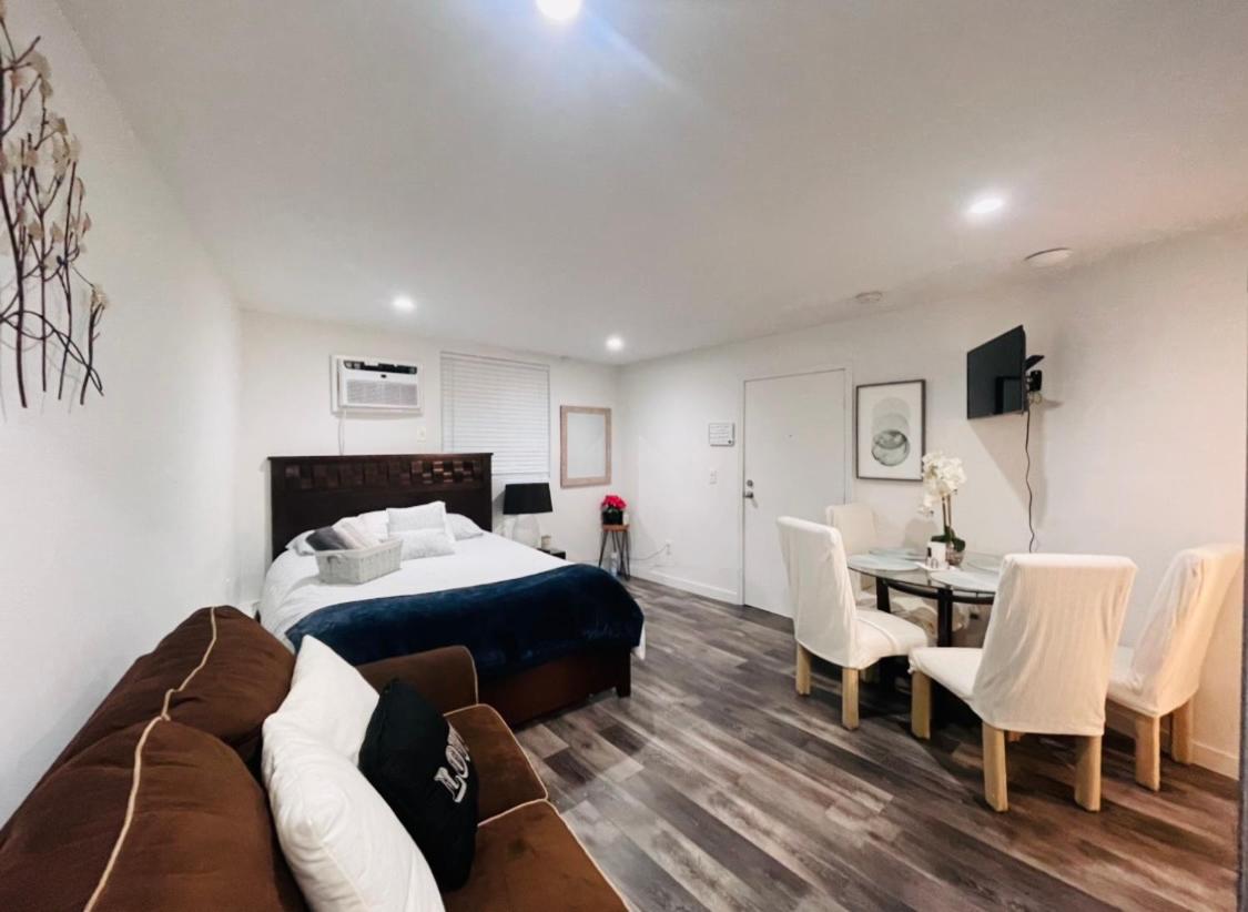 Lovely Sherman Oaks Studio - 2
