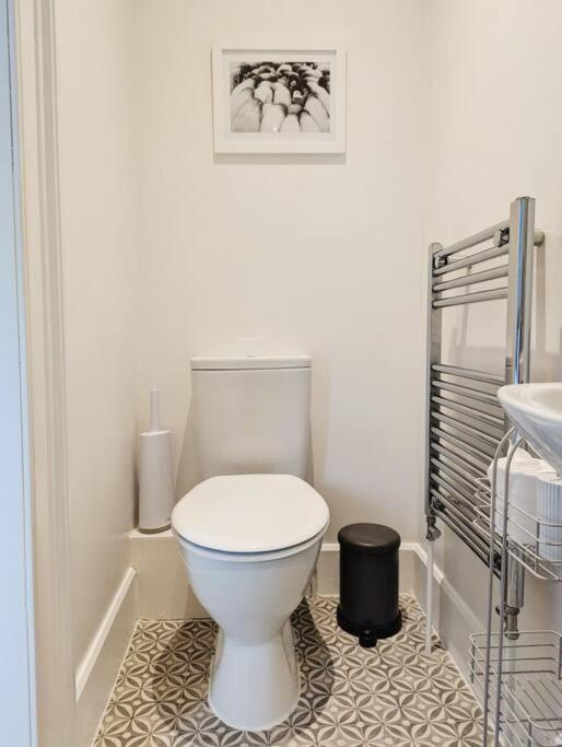 Central 4-bed House, 10 min Walk to Sights - 5