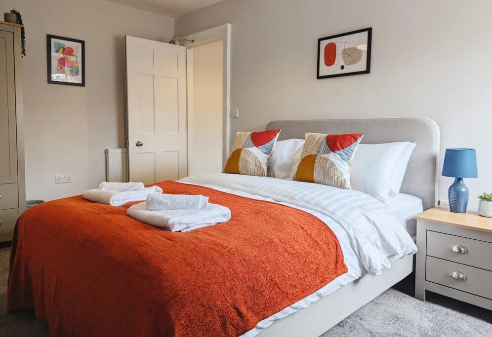 Central 4-bed House, 10 min Walk to Sights - 3