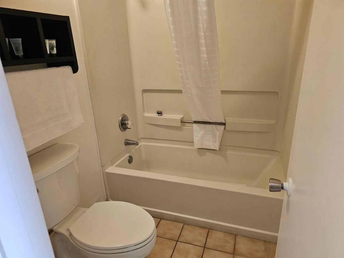 Astoria Hotel Danville West — photo 8
