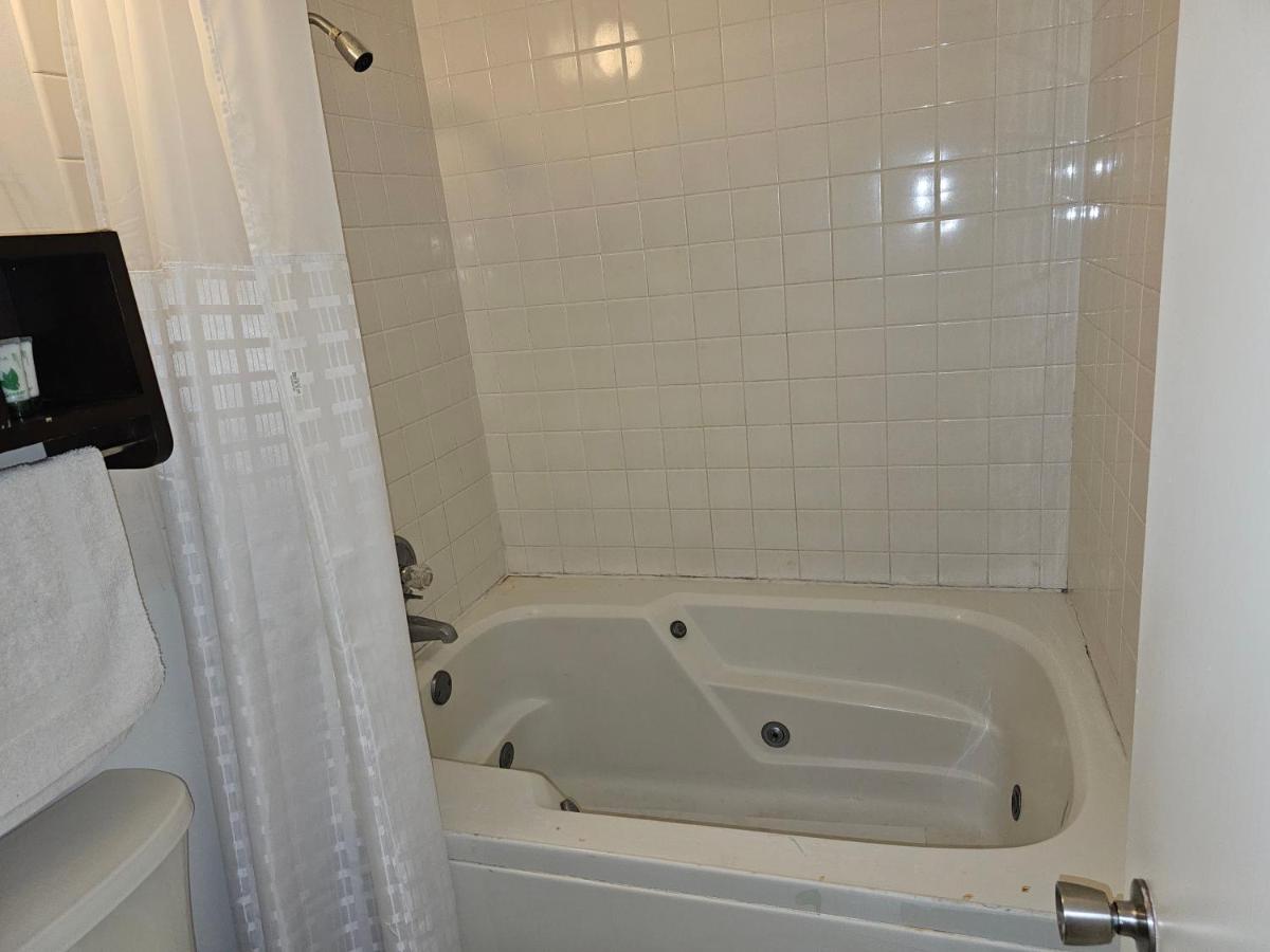 Astoria Hotel Danville West — photo 12