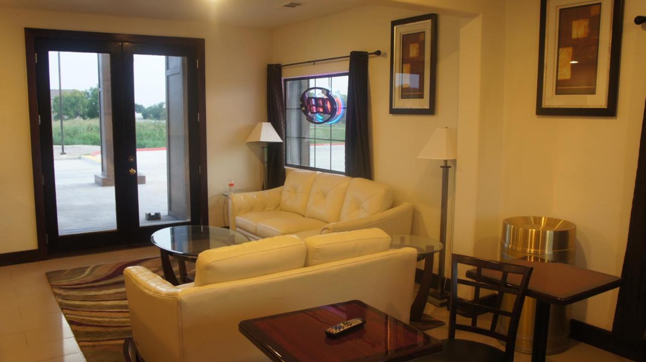 Lux Inn & Suites — photo 8