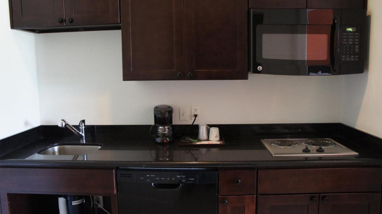 Lux Inn & Suites — photo 4