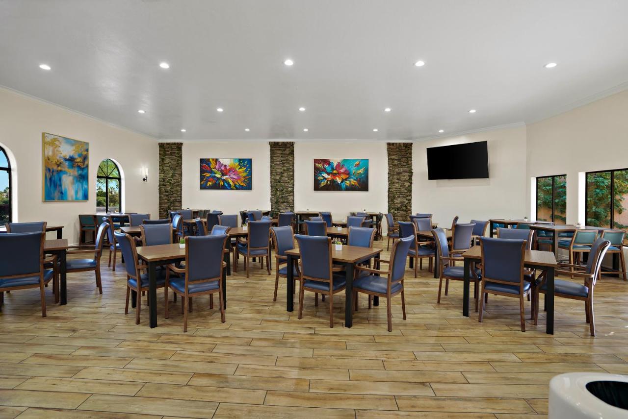 La Fuente Inn & Suites — photo 16