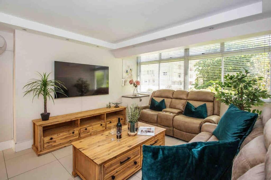 A-Wave from it All! 2 Bed Sea Point