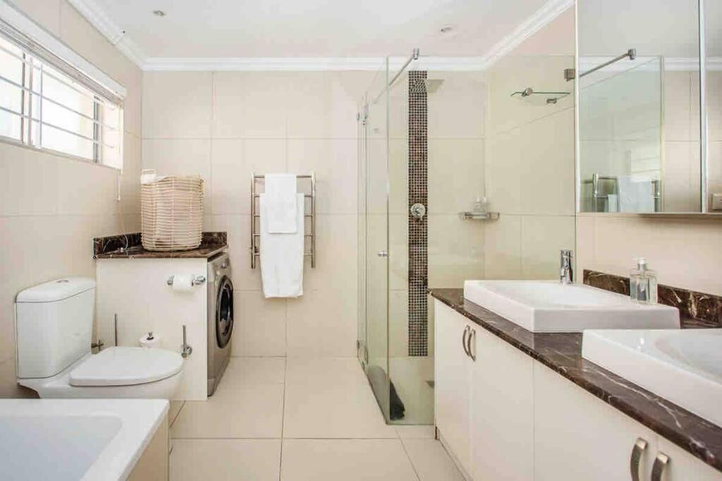 A-Wave from it All! 2 Bed Sea Point - 3