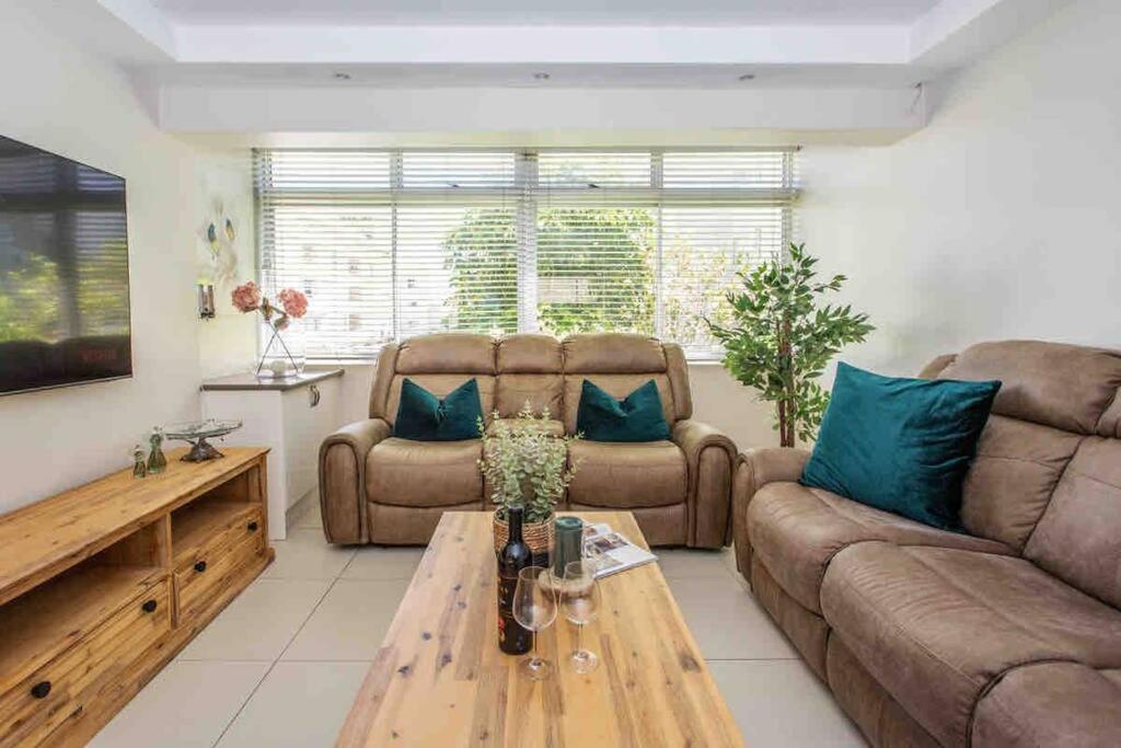 A-Wave from it All! 2 Bed Sea Point - 5