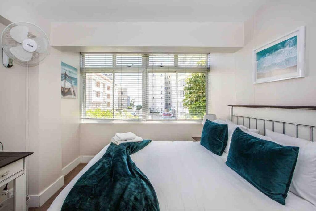 A-Wave from it All! 2 Bed Sea Point - 2