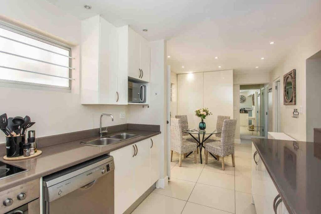 A-Wave from it All! 2 Bed Sea Point - 4